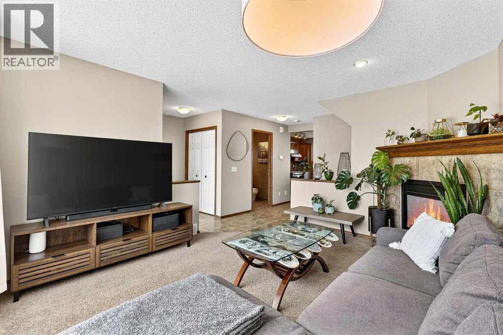 57 Everridge Way SW, Calgary, Alberta  T2Y 4S7 - Photo 9 - A2296795