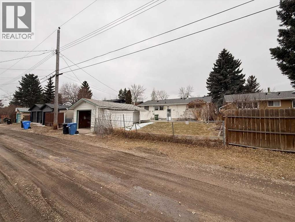 6124 Lloyd Crescent Sw, Calgary, Alberta  T3E 5V7 - Photo 4 - A2296805