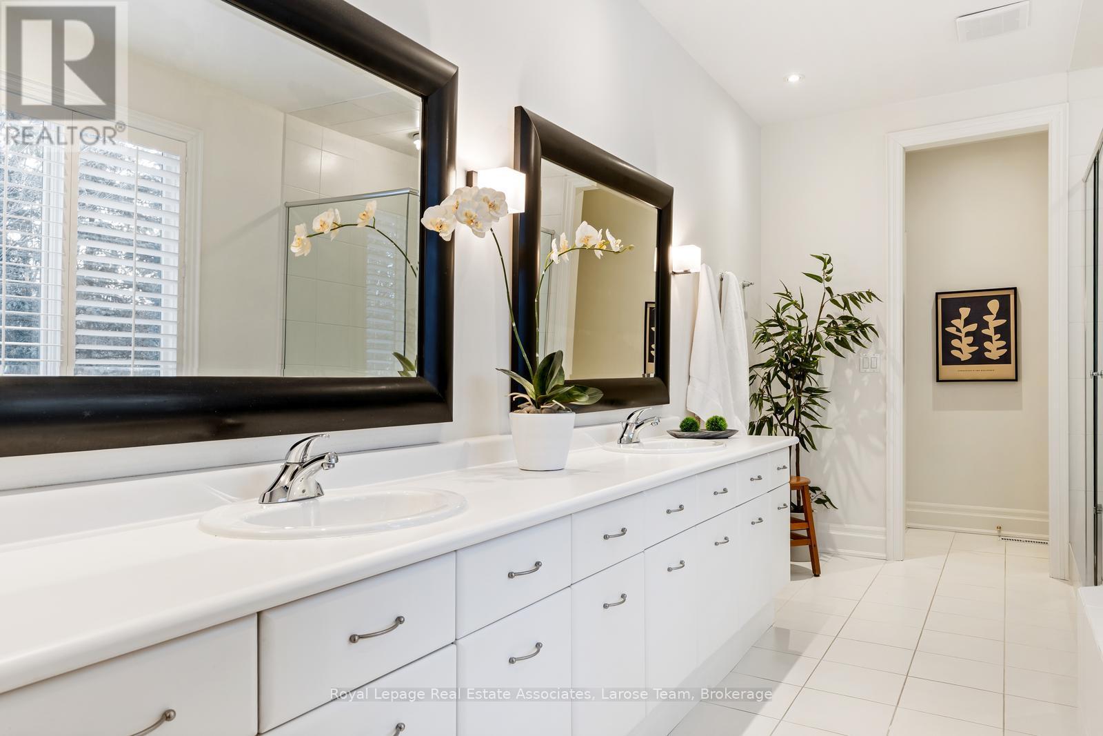 562 Gladwyne Court, Mississauga, Ontario  L5H 4L4 - Photo 25 - W12856138