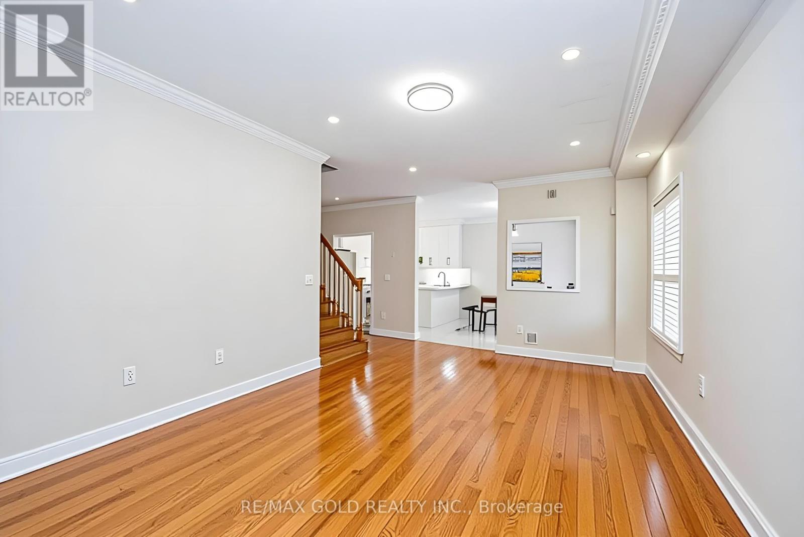 321 Queen Mary Drive, Brampton, Ontario  L7A 3S6 - Photo 8 - W12890402