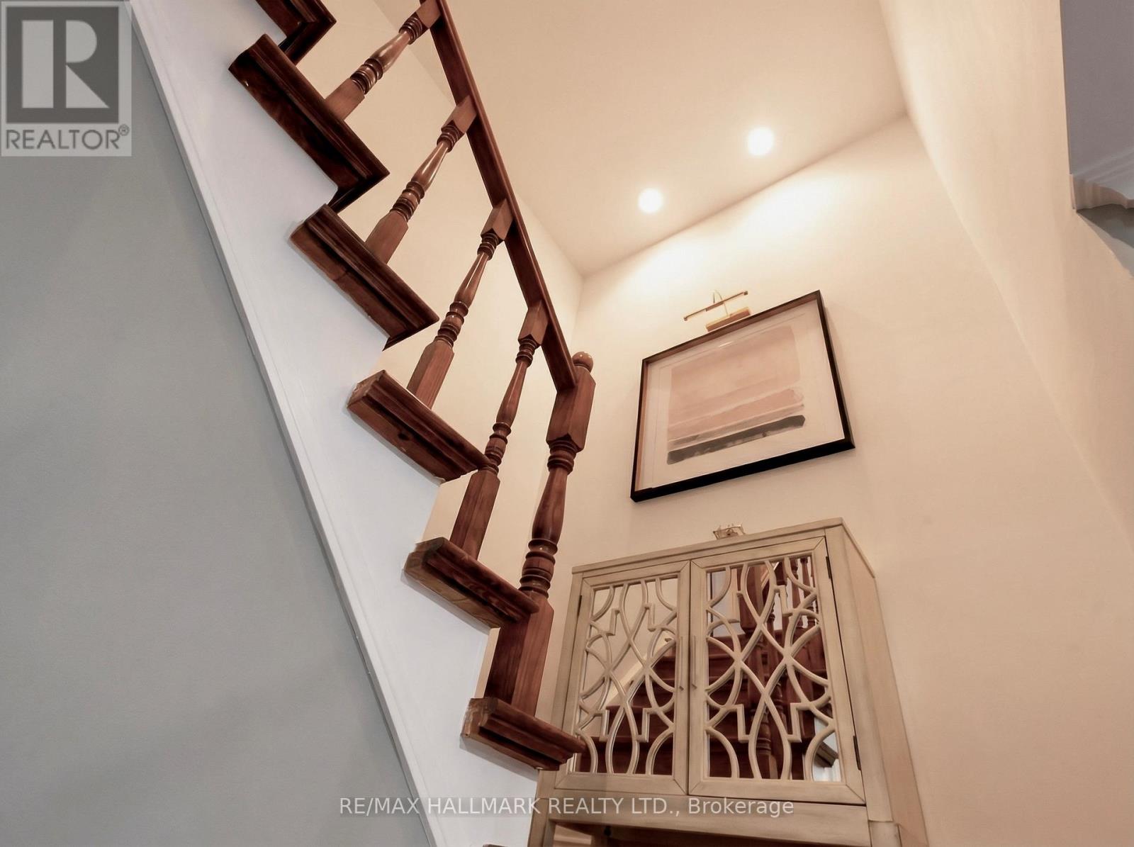 27 Constellation Crescent, Richmond Hill, Ontario  L4C 8J8 - Photo 8 - N12931368