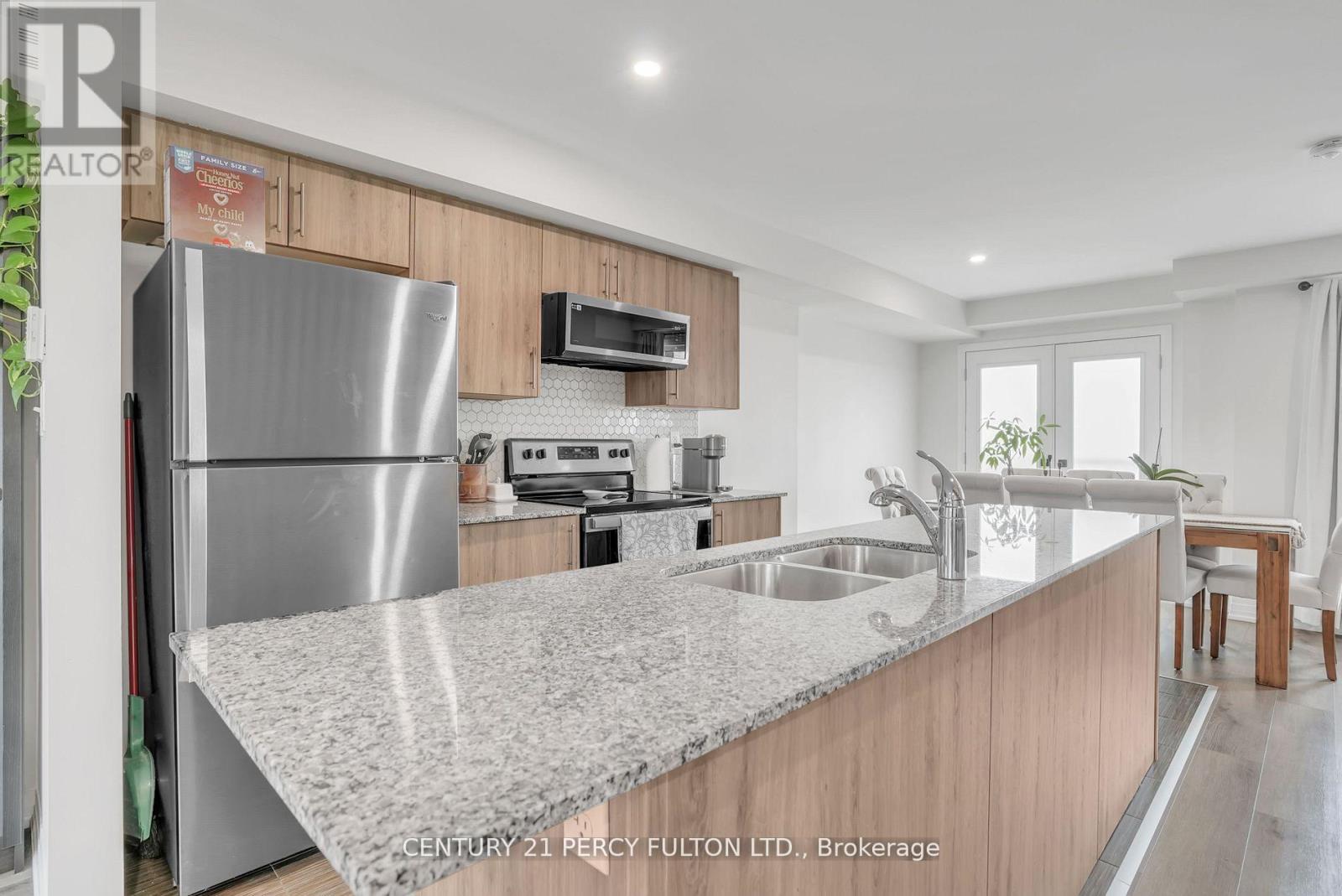 89 Fairlane Avenue, Barrie, Ontario  L9L 0M9 - Photo 5 - S12931320