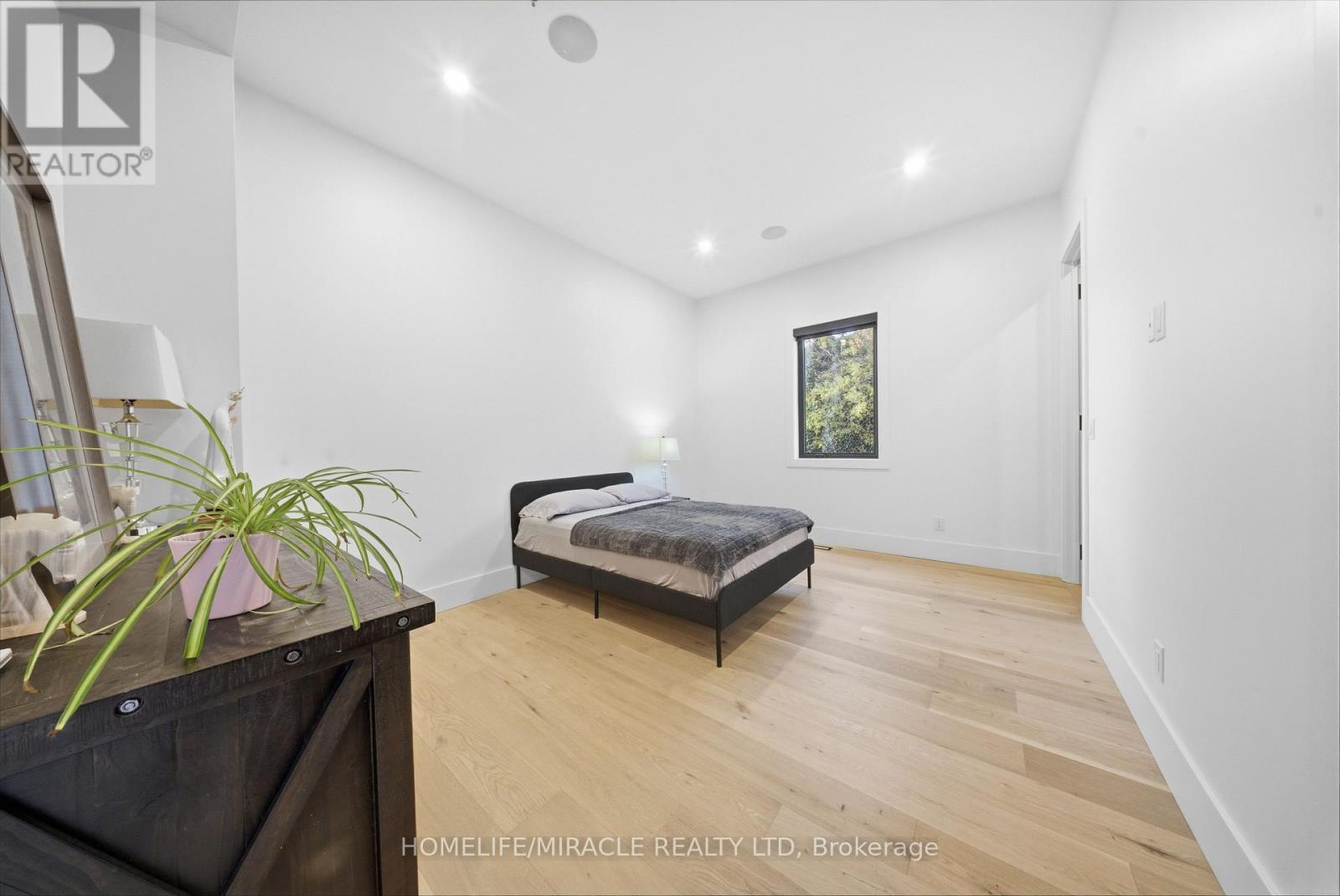 1653 Glenburnie Road, Mississauga, Ontario  L5G 3E4 - Photo 4 - W12931314