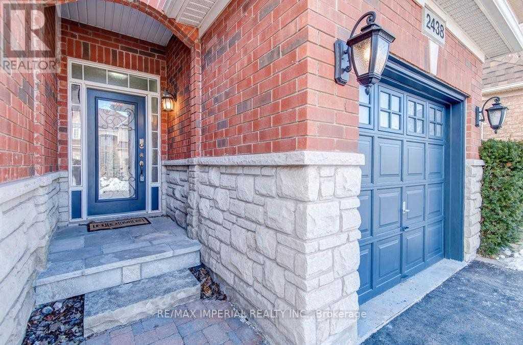 2438 Felhaber Crescent, Oakville, Ontario  L6H 7N8 - Photo 2 - W12931344