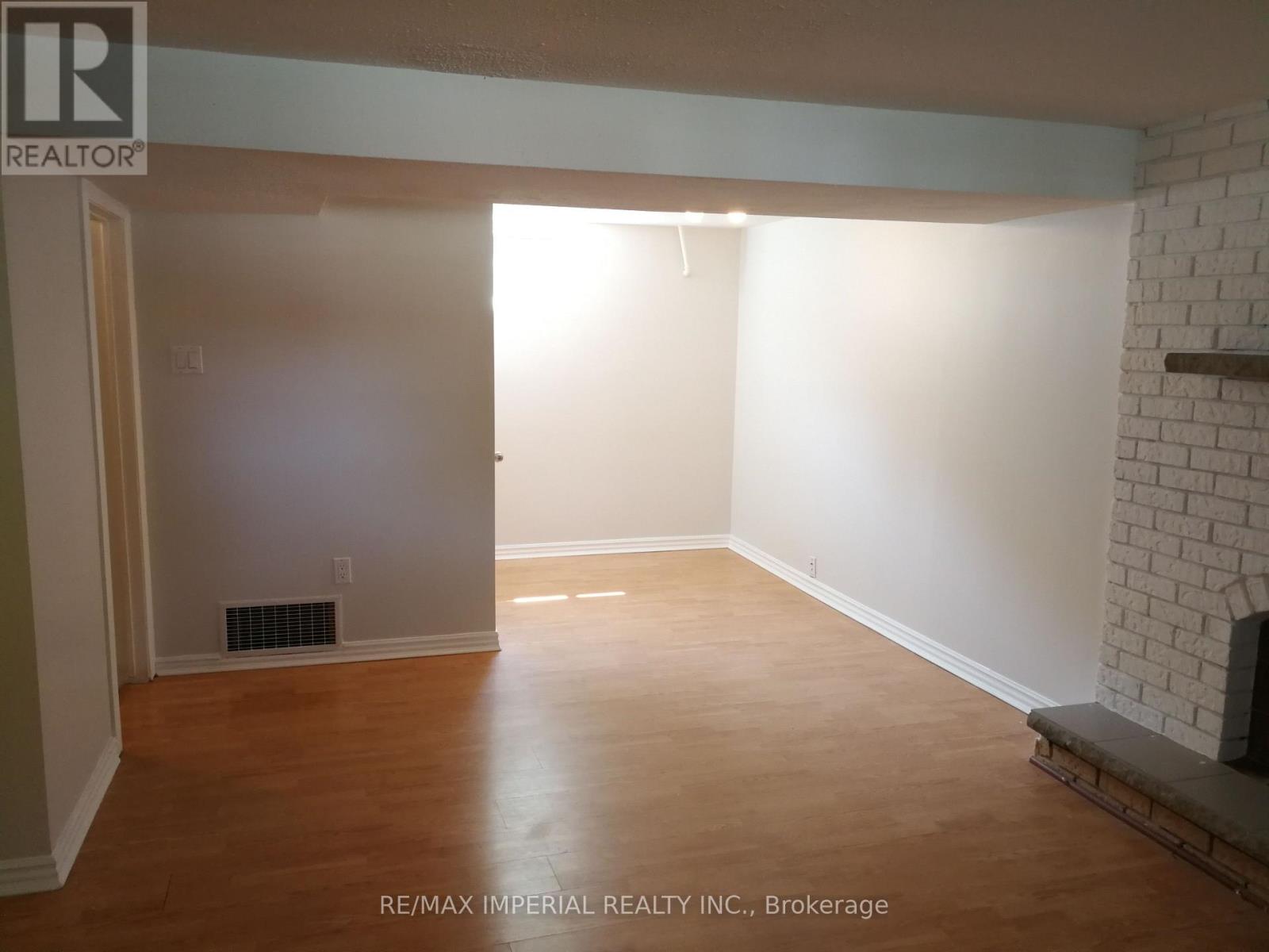 22 Miller Road, Oakville, Ontario  L6H 1J6 - Photo 7 - W12931370