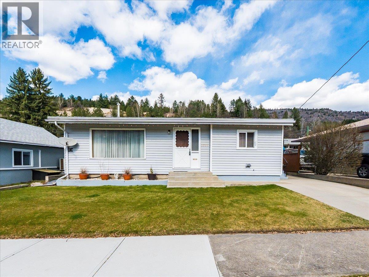 2225 7th Avenue, Trail, British Columbia  V1R 3C9 - Photo 2 - 10380908