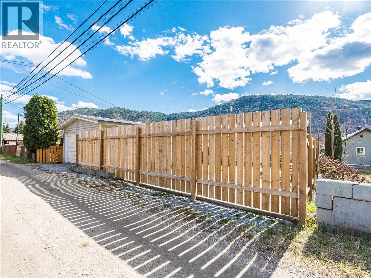 2225 7th Avenue, Trail, British Columbia  V1R 3C9 - Photo 50 - 10380908