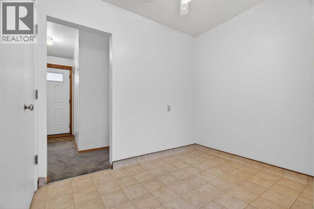 58 Westwood Drive SW, Calgary, Alberta  T3C 2V7 - Photo 13 - A2294238