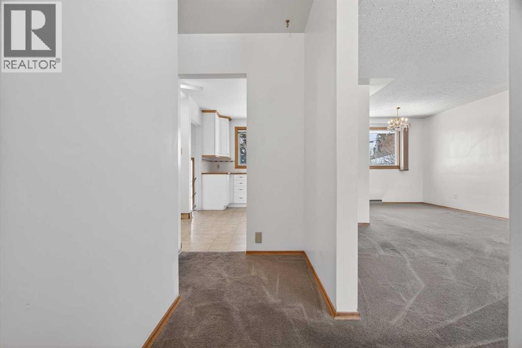 58 Westwood Drive SW, Calgary, Alberta  T3C 2V7 - Photo 5 - A2294238