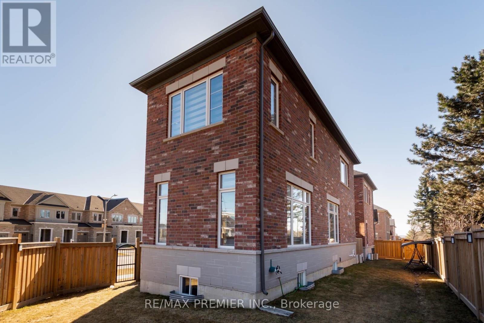 18 Inverness Way, Bradford West Gwillimbury, Ontario  L3Z 0W4 - Photo 46 - N12931388