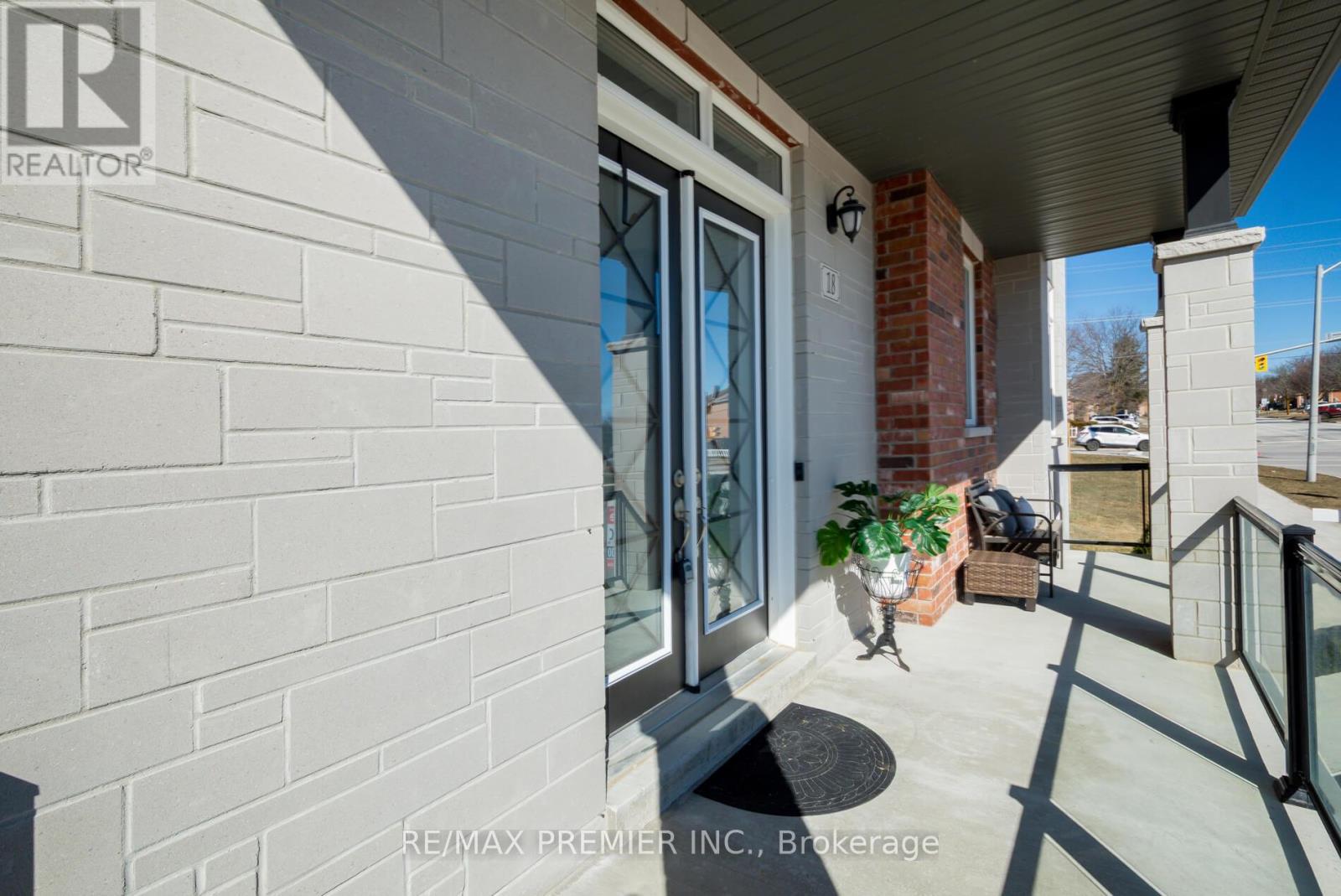 18 Inverness Way, Bradford West Gwillimbury, Ontario  L3Z 0W4 - Photo 5 - N12931388