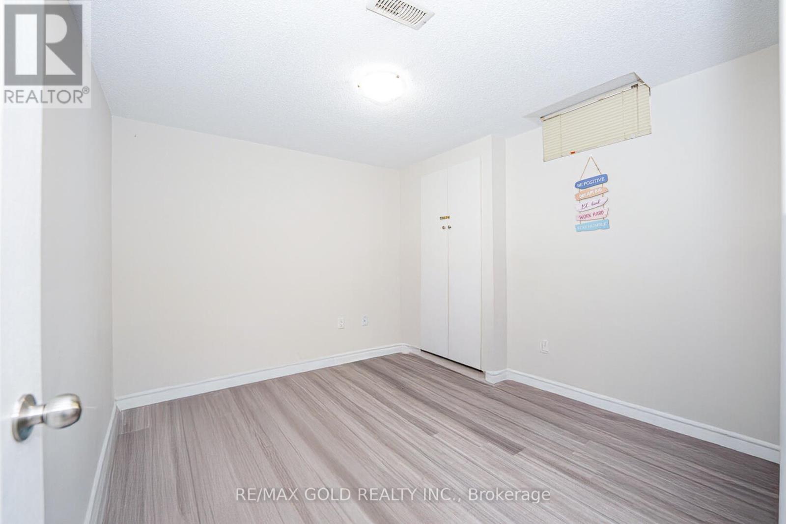 321 Queen Mary Drive, Brampton, Ontario  L7A 3S6 - Photo 25 - W12890402