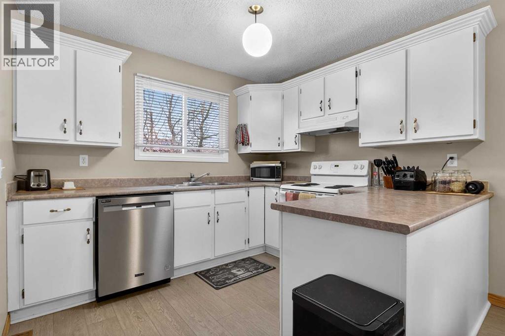 27 Bedford Road Ne, Calgary, Alberta  T3K 2K7 - Photo 3 - A2296242