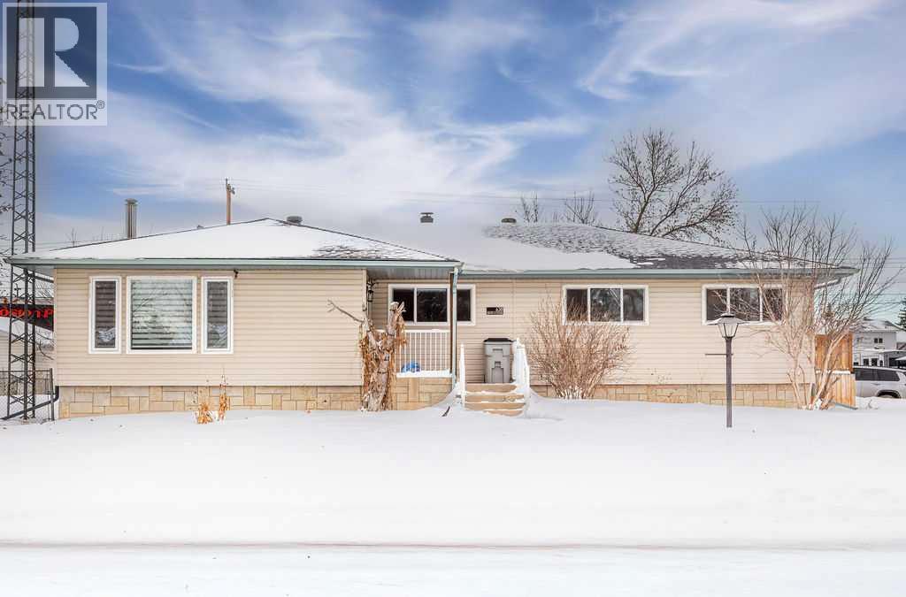 638 9 Avenue, Wainwright, Alberta  T9W 1B3 - Photo 2 - A2289251