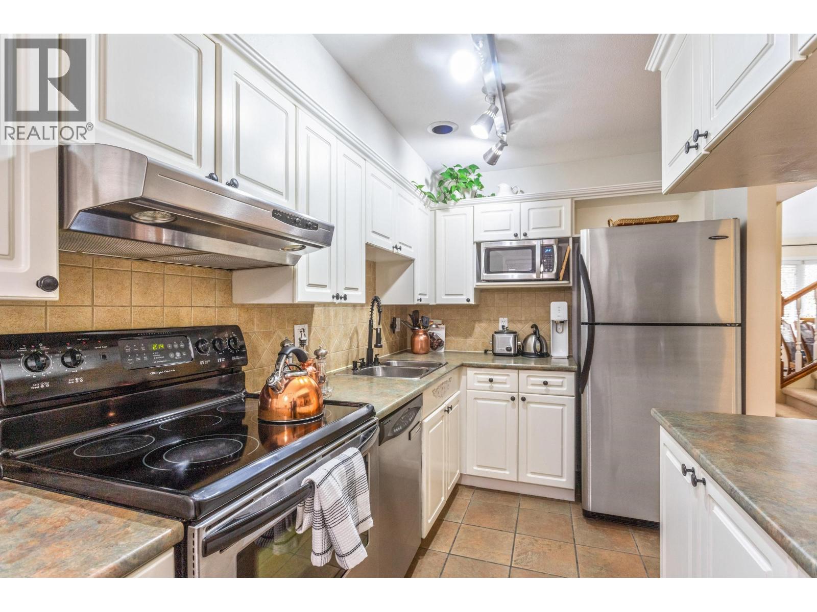 205 1518 Bowser Avenue, North Vancouver, British Columbia  V7P 2Y3 - Photo 8 - R3104353