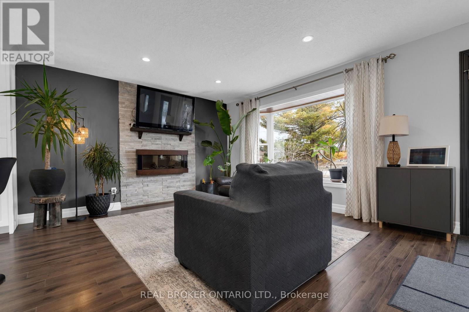 213 Centre Street, Essa, Ontario  L0M 1B0 - Photo 9 - N12931446