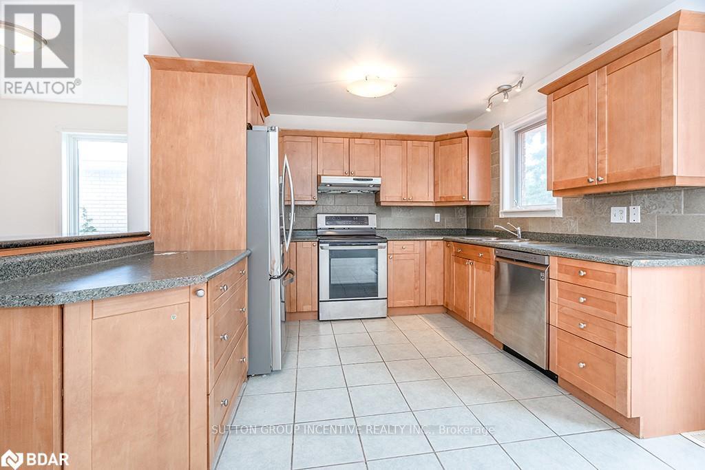 40 Kell Place, Barrie, Ontario L4N 9K5 - Photo 3 - S12931472