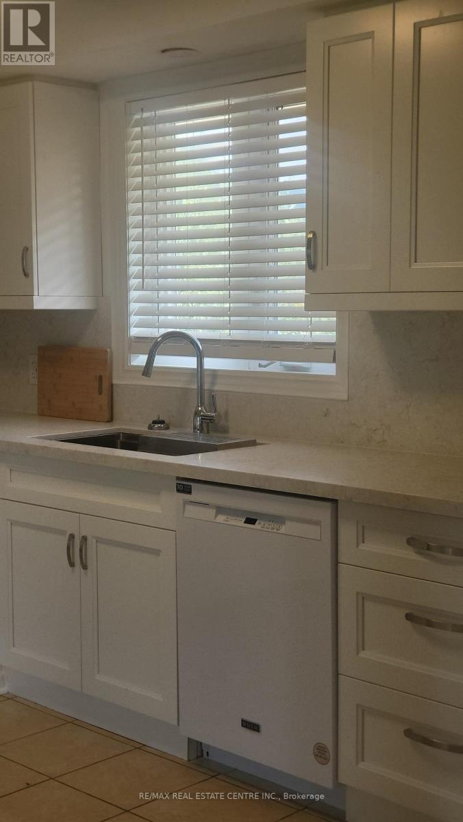 492 Pinegrove Road, Oakville, Ontario  L6K 2C3 - Photo 22 - W12842432