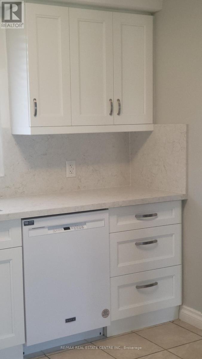 492 Pinegrove Road, Oakville, Ontario  L6K 2C3 - Photo 24 - W12842432