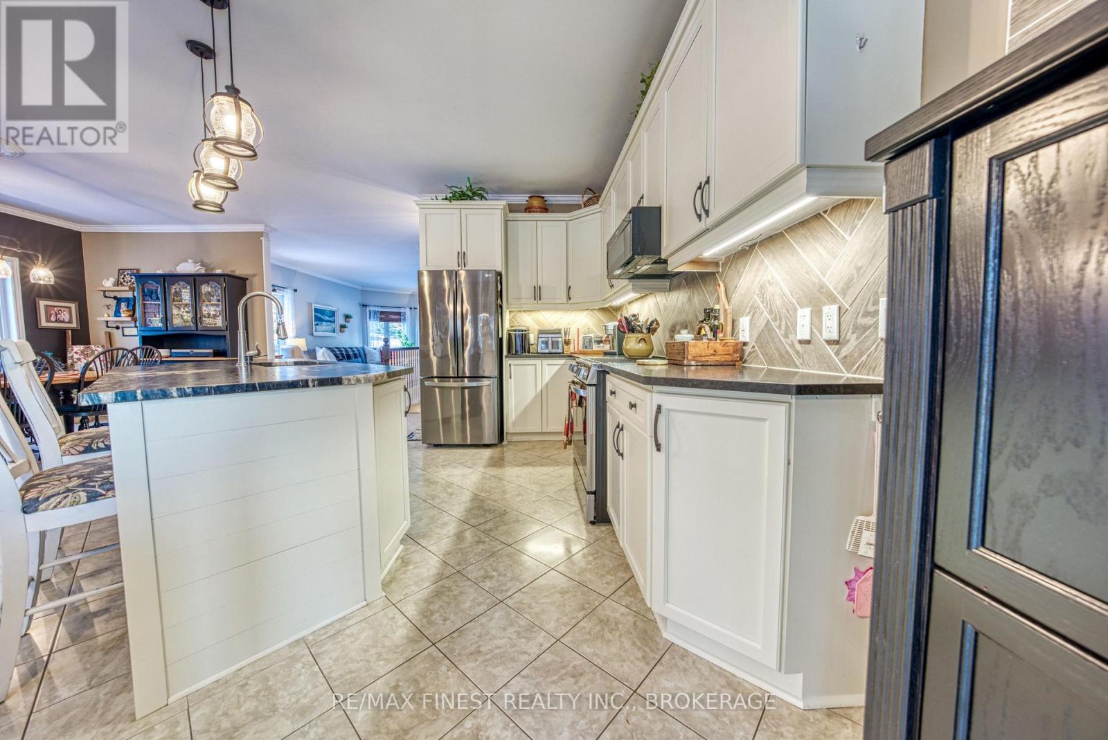 108 Grayrock Crescent, Front Of Leeds & Seeleys Bay, Ontario  K7G 2V4 - Photo 10 - X12840554