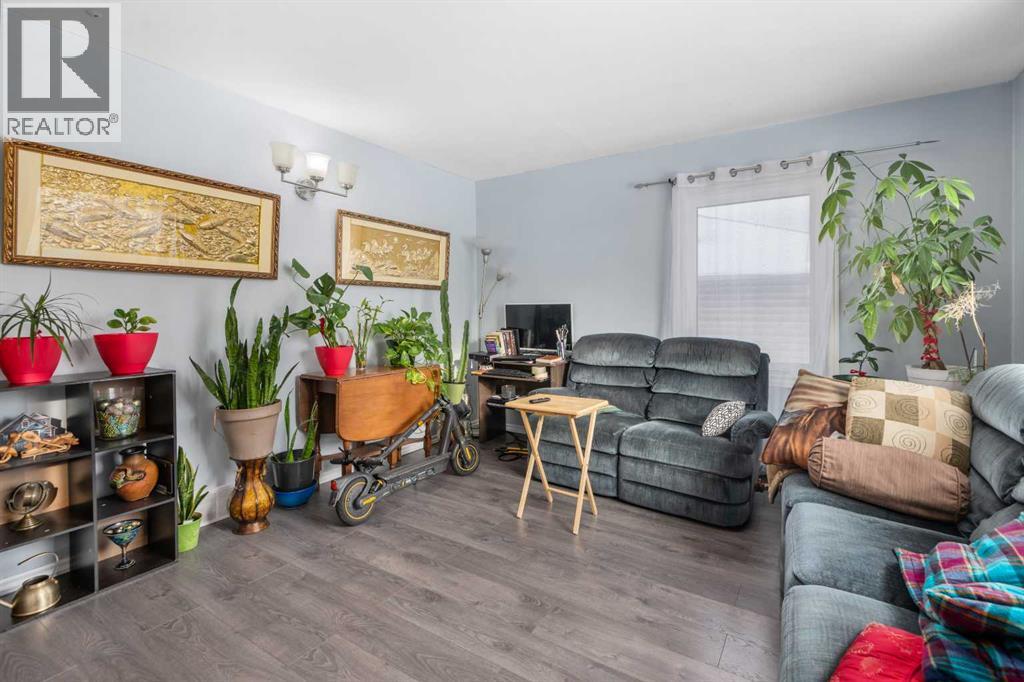 8015 25 Street Se, Calgary, Alberta  T2A 7H8 - Photo 3 - A2292993