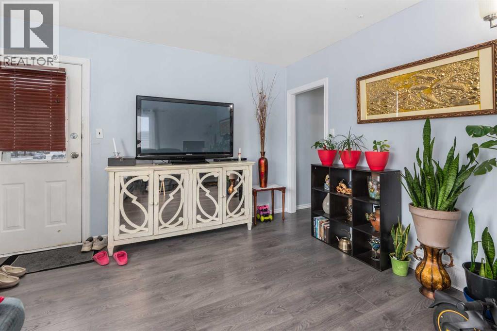 8015 25 Street Se, Calgary, Alberta  T2A 7H8 - Photo 6 - A2292993