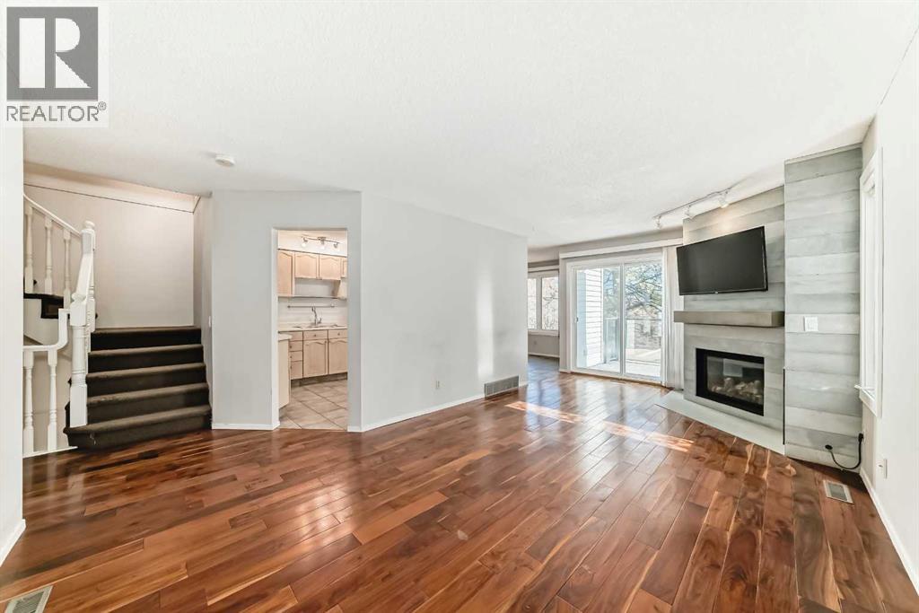 226 Coachway Lane Sw, Calgary, Alberta  t3h 2v9 - Photo 10 - A2295630