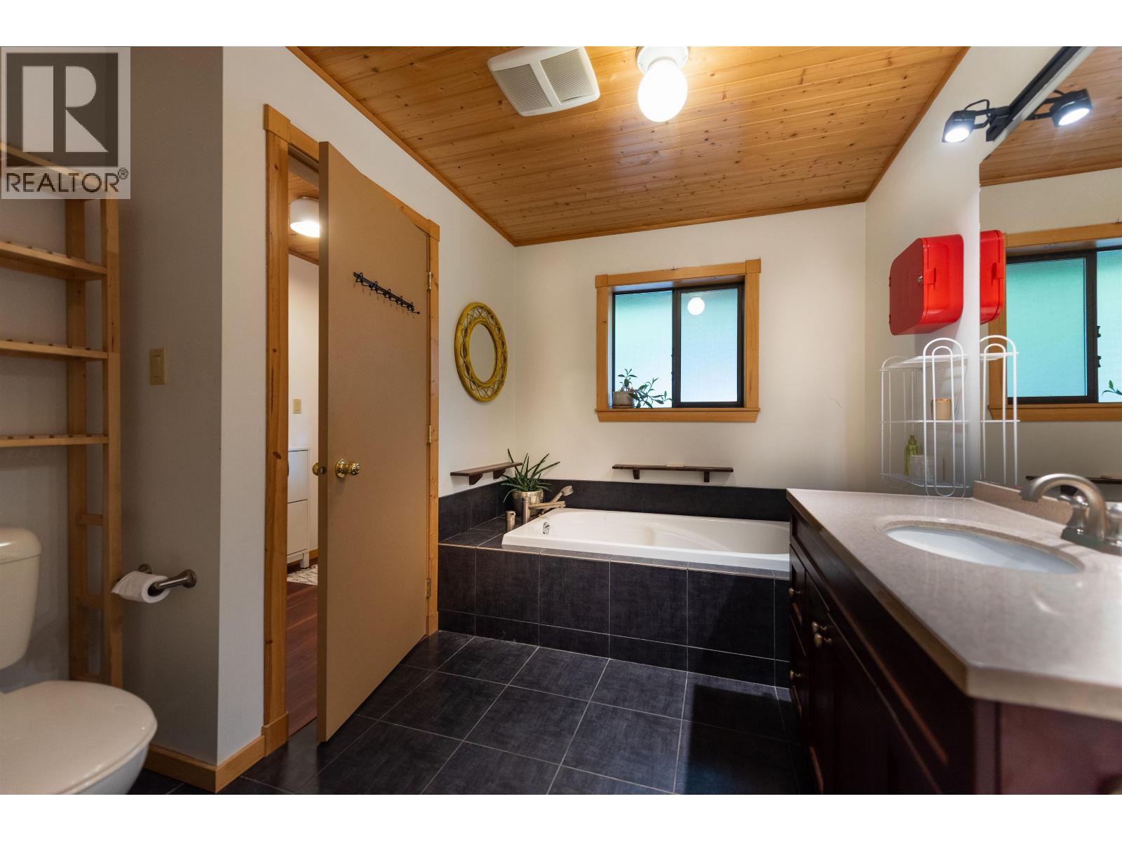 1479 Park Avenue, Roberts Creek, British Columbia V0N 2W2 - Photo 15 - R3087597