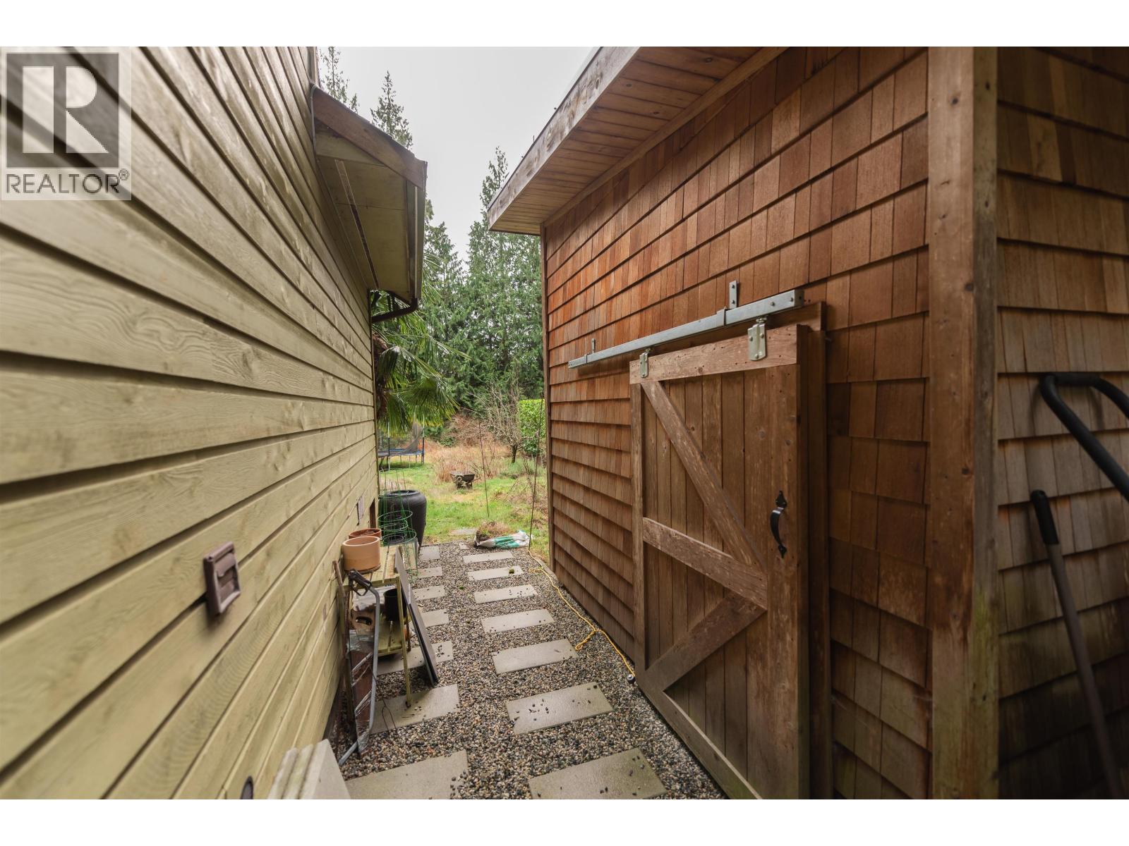 1479 Park Avenue, Roberts Creek, British Columbia V0N 2W2 - Photo 27 - R3087597