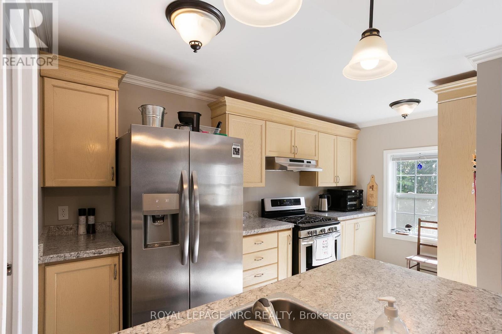 98 Haun Road, Fort Erie, Ontario  L0S 1B0 - Photo 4 - X12931500