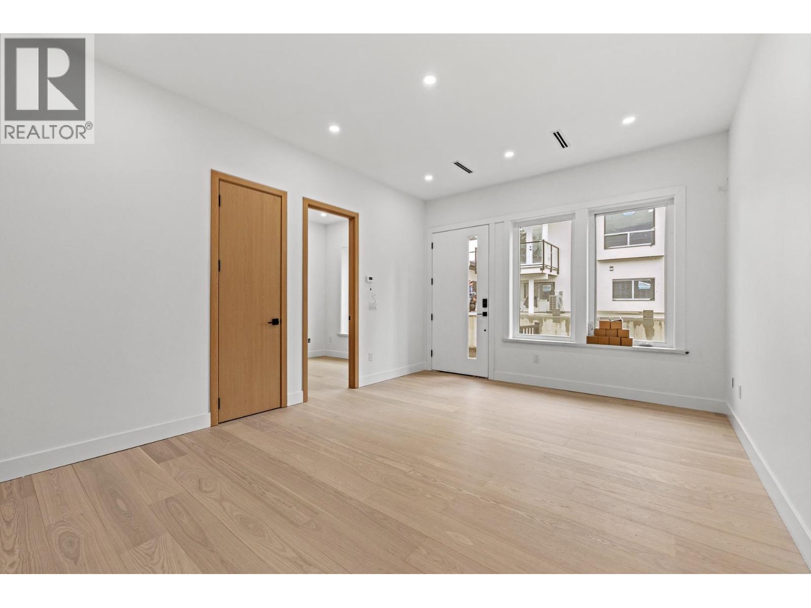 3 5091 Buxton Street, Burnaby, British Columbia  V5H 1J7 - Photo 3 - R3086941