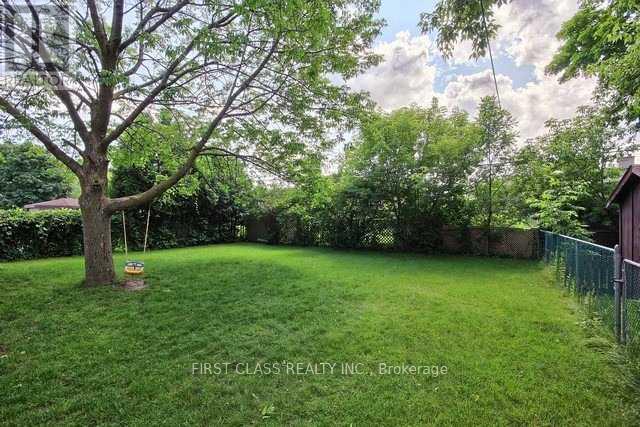 Upper - 28 Collins Crescent, Aurora, Ontario L4G 2W2 - Photo 13 - N12931528