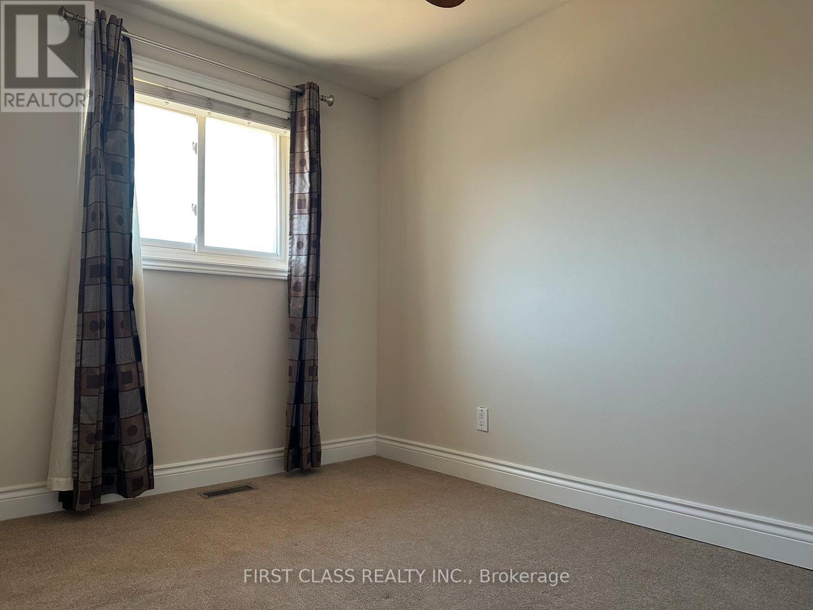 Upper - 28 Collins Crescent, Aurora, Ontario L4G 2W2 - Photo 4 - N12931528