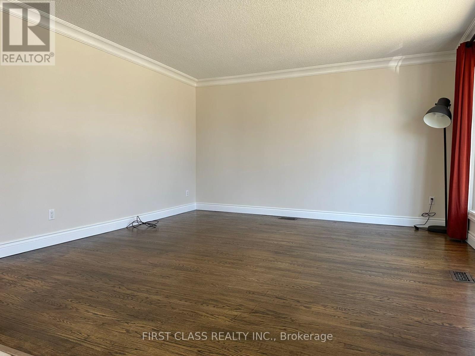 Upper - 28 Collins Crescent, Aurora, Ontario L4G 2W2 - Photo 9 - N12931528