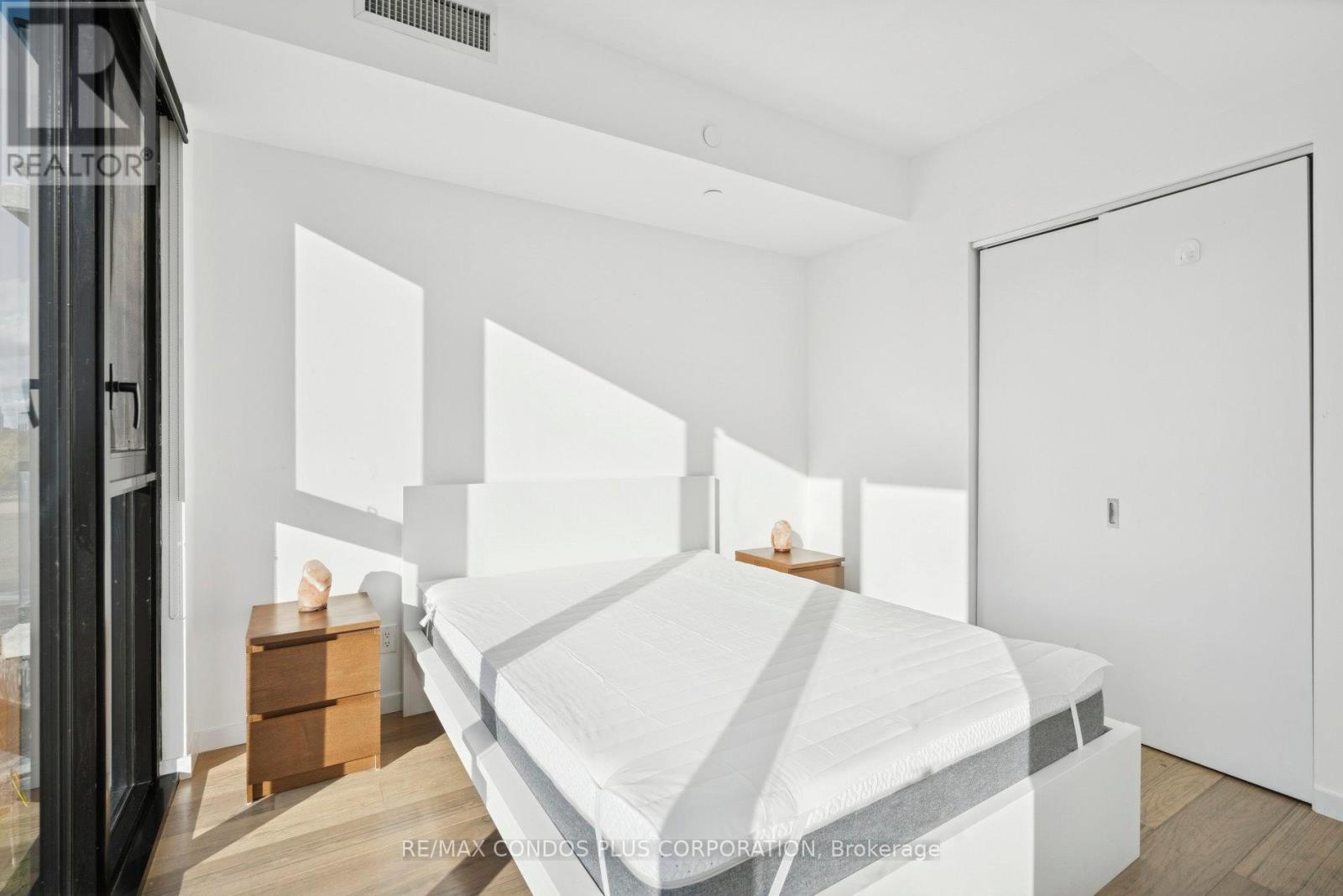 619 - 7 Smith Crescent, Toronto, Ontario  M8Z 0G3 - Photo 8 - W12931522