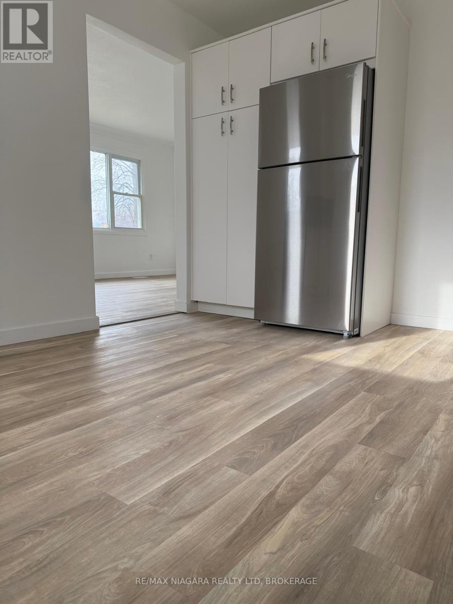 8006 Paddock Trail Drive, Niagara Falls, Ontario  L2H 1X2 - Photo 4 - X12757156