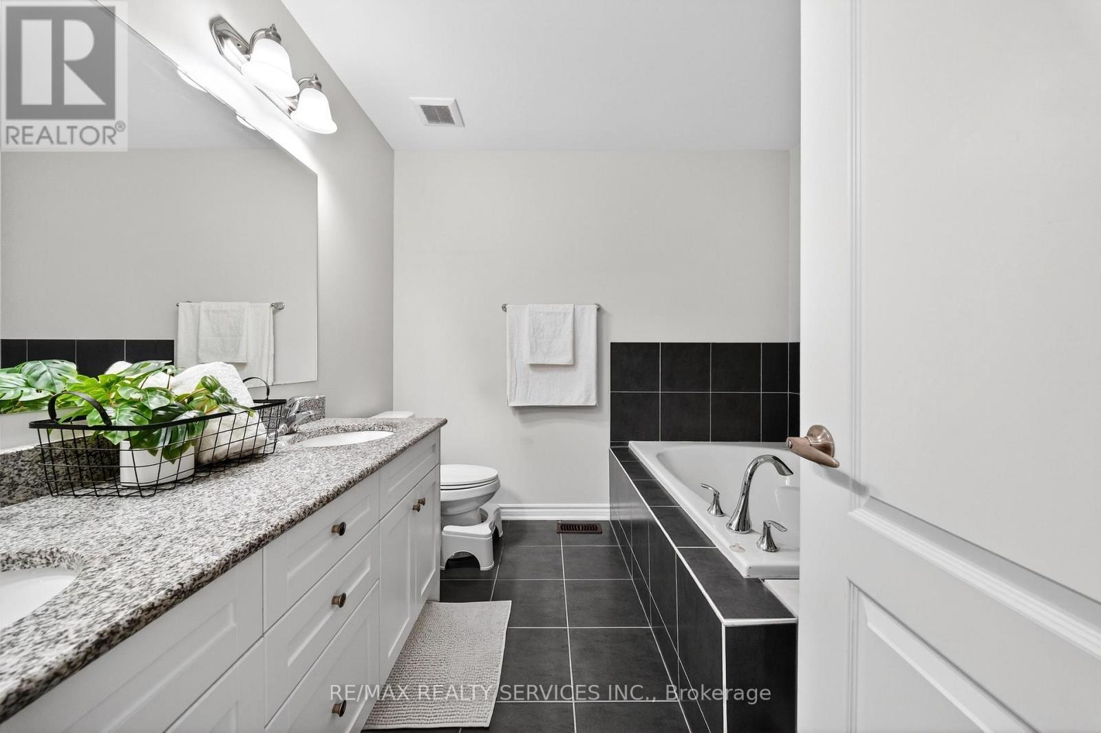 76 Phyllis Drive, Caledon, Ontario  L7C 4E2 - Photo 29 - W12925284