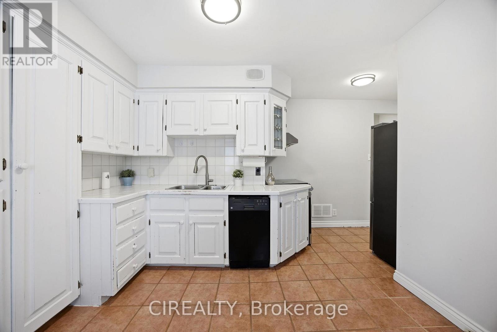 27 Pine Avenue S, Mississauga, Ontario  L5H 2P5 - Photo 34 - W12931590