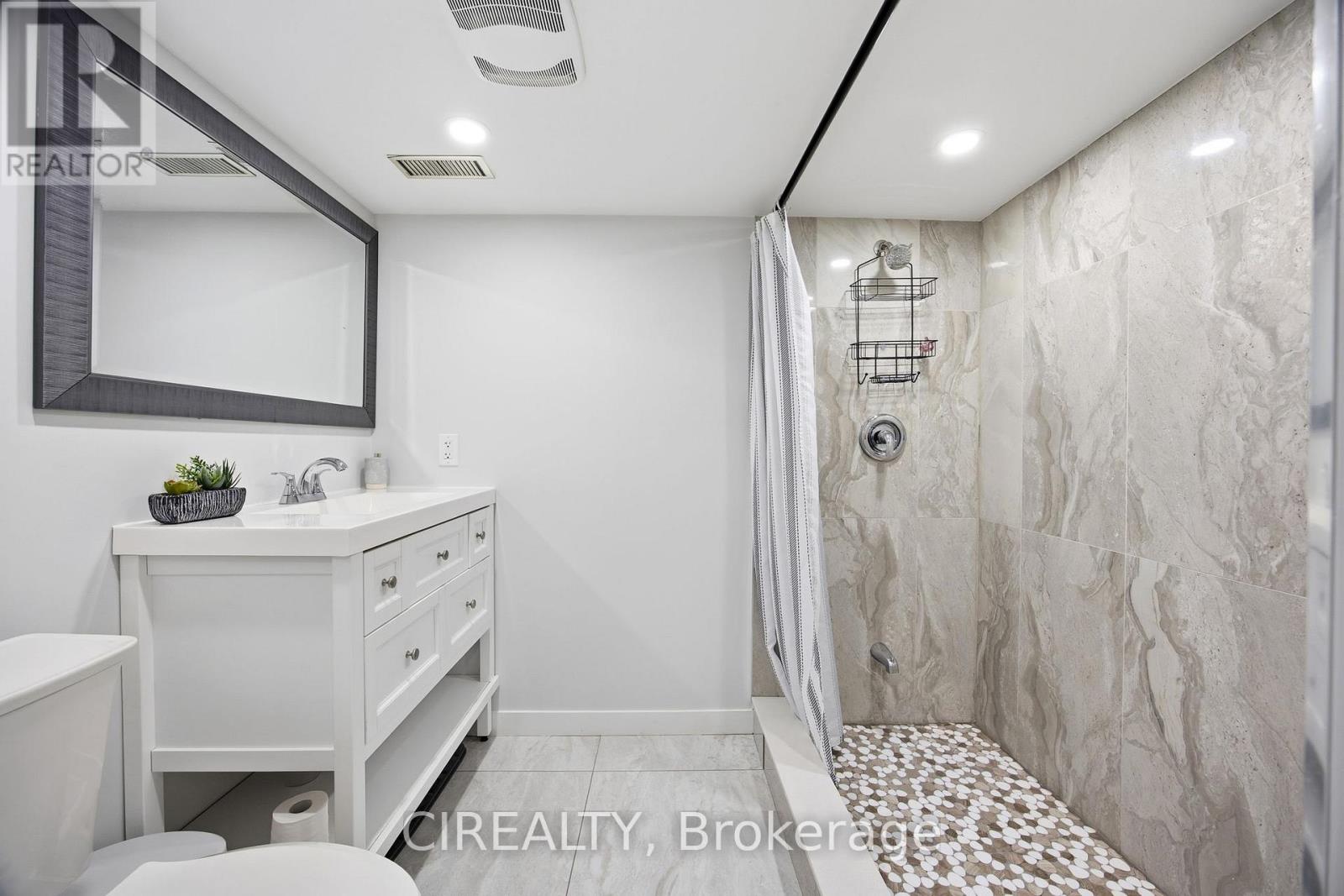 27 Pine Avenue S, Mississauga, Ontario  L5H 2P5 - Photo 47 - W12931590