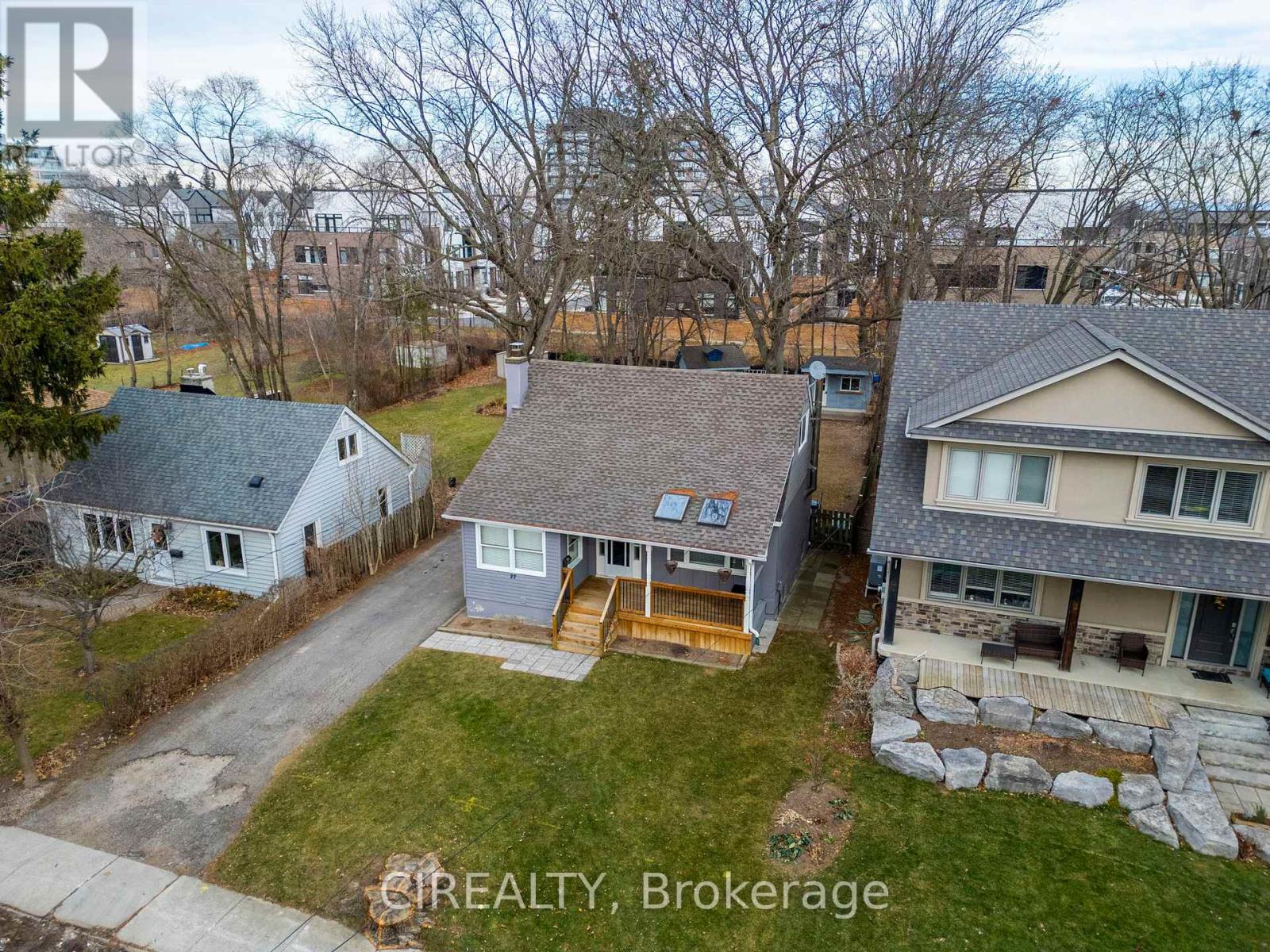 27 Pine Avenue S, Mississauga, Ontario  L5H 2P5 - Photo 7 - W12931590