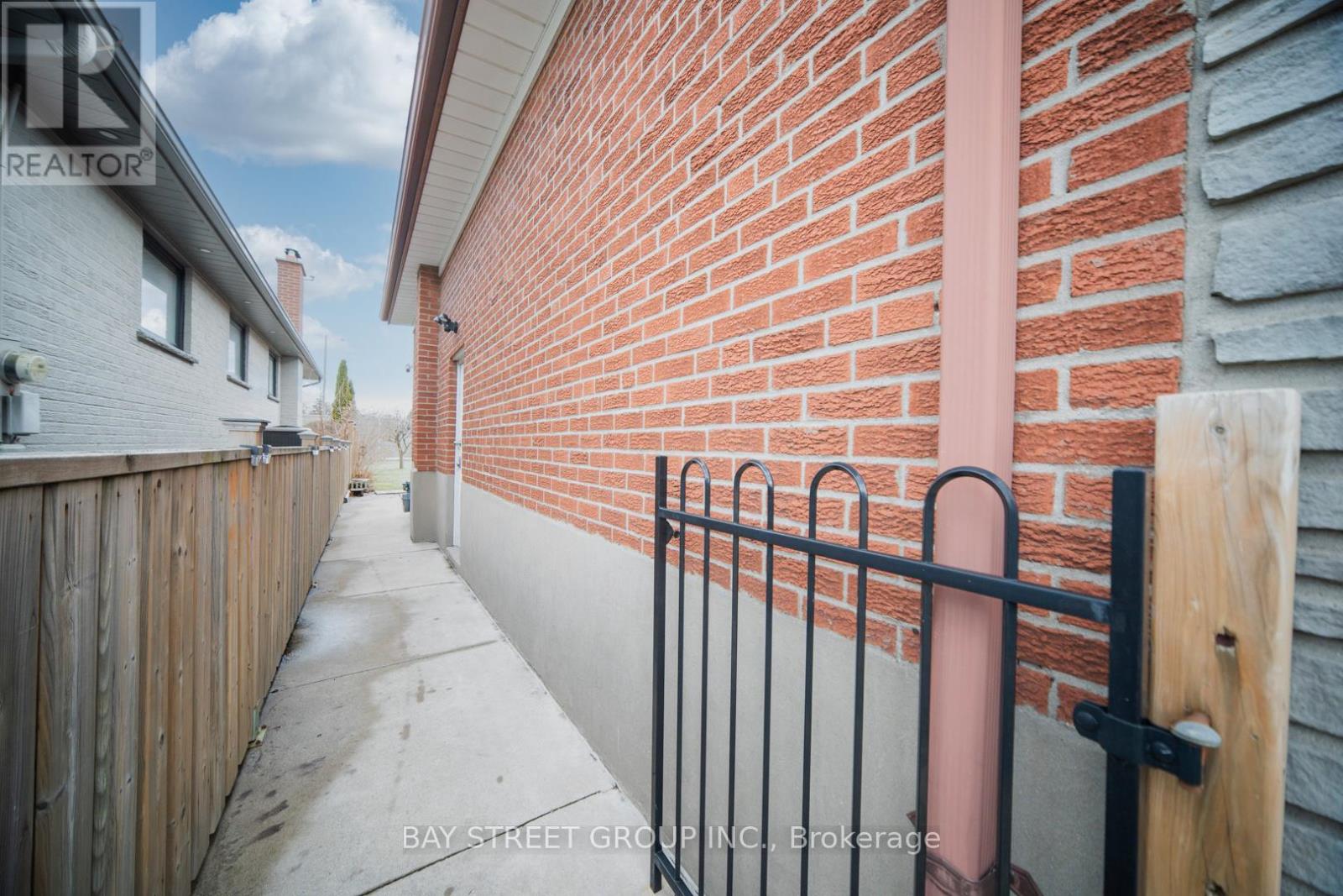 Lower - 1520 Brentano Boulevard, Mississauga, Ontario  L4X 1A4 - Photo 5 - W12931592