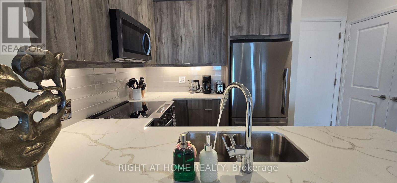 2302 - 15 Watergarden Drive, Mississauga, Ontario  L5R 0H4 - Photo 5 - W12931650