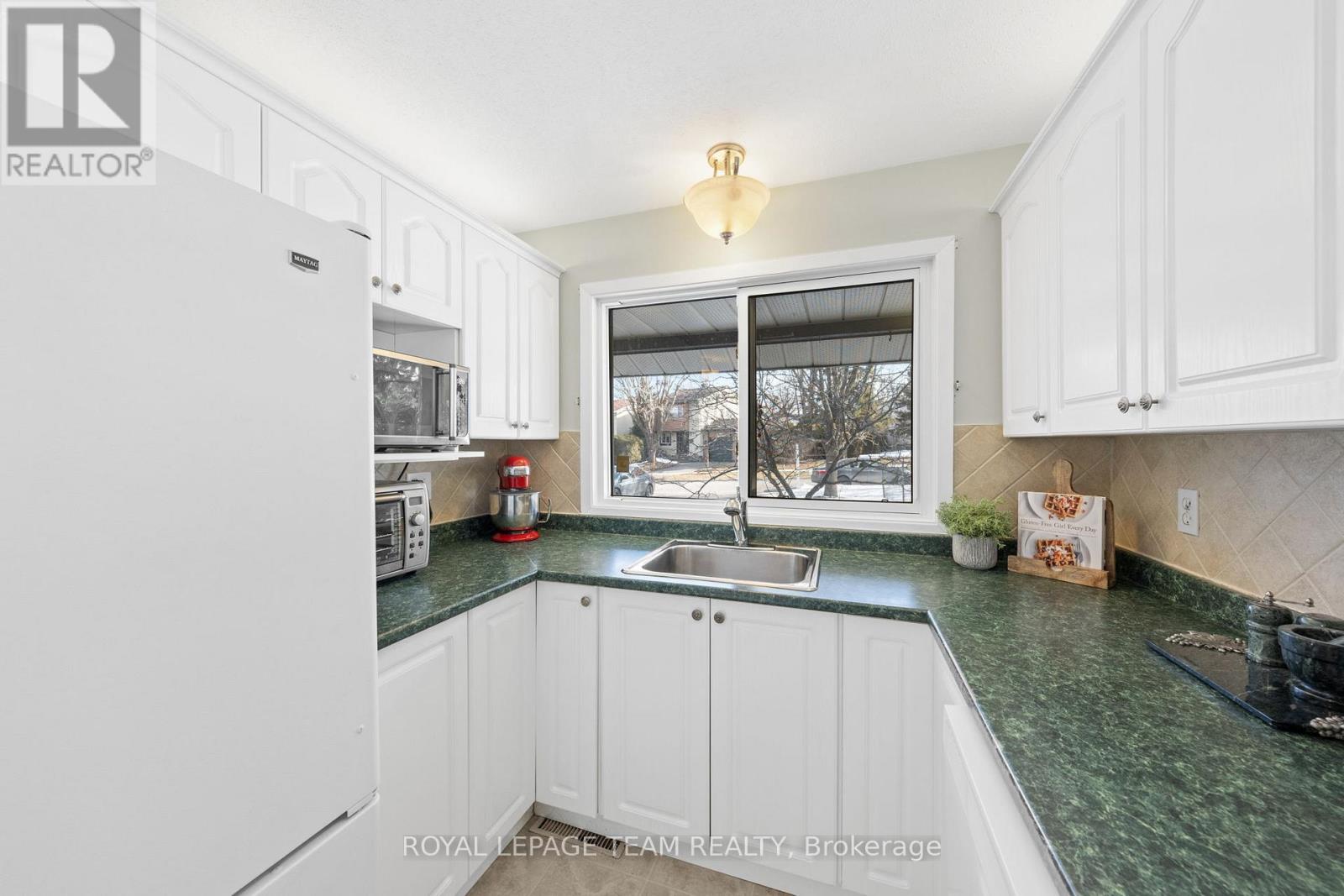 7942 Decarie Drive, Ottawa, Ontario  K1C 2K3 - Photo 8 - X12931652