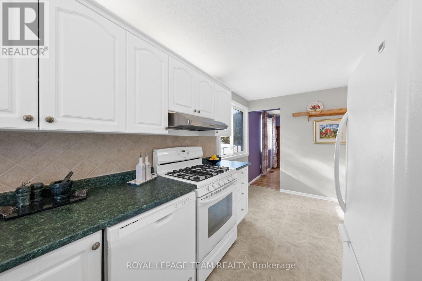 7942 Decarie Drive, Ottawa, Ontario  K1C 2K3 - Photo 9 - X12931652