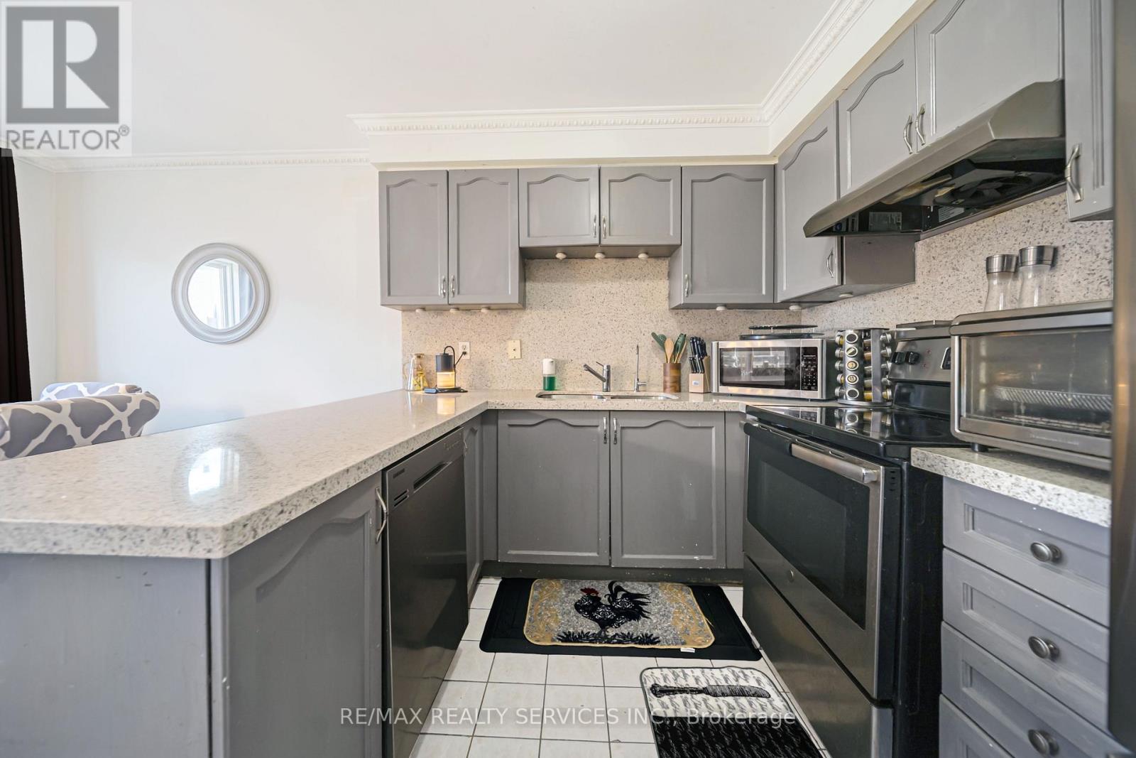 27 Suncrest Drive, Brampton, Ontario  L6X 4L5 - Photo 17 - W12931680