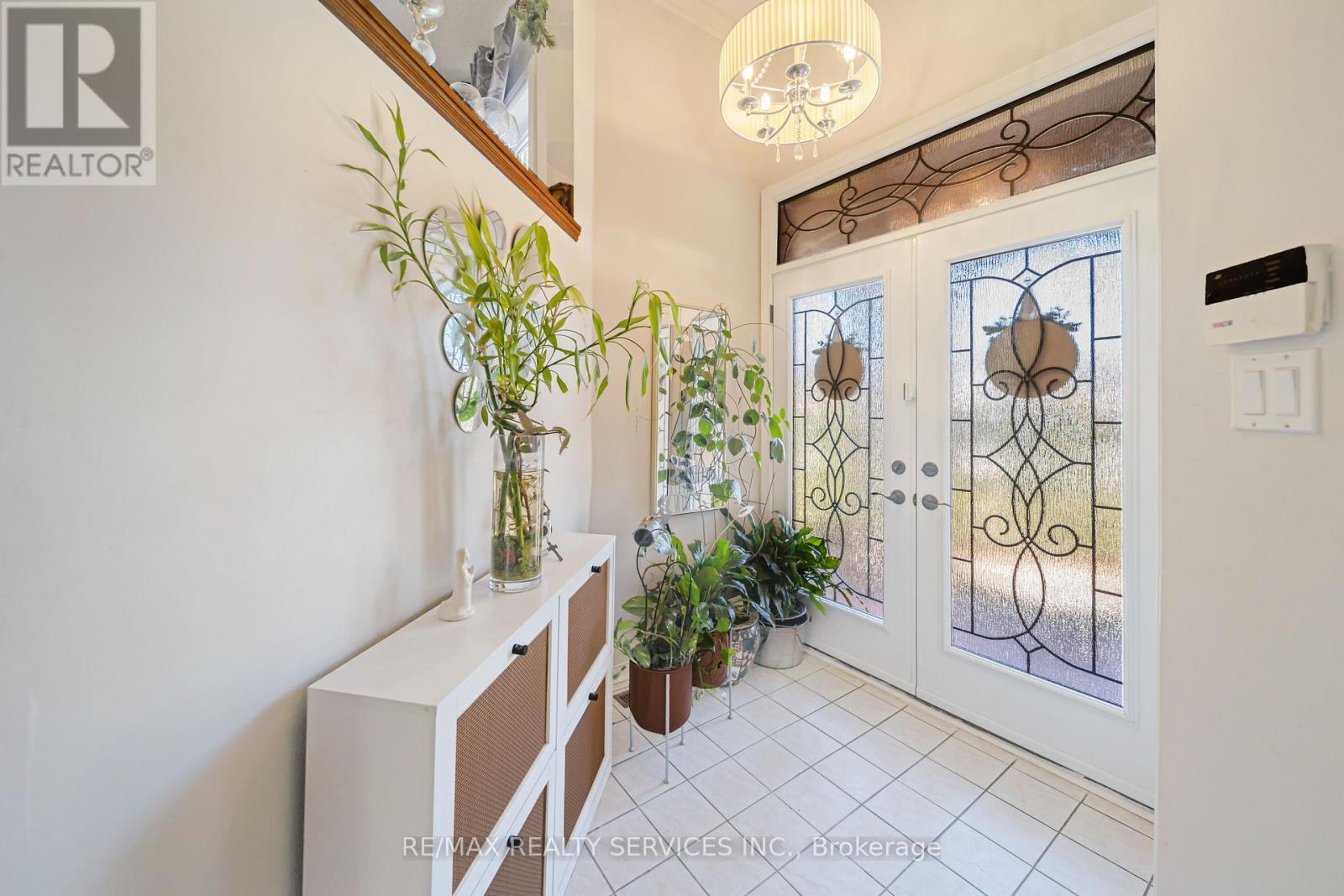 27 Suncrest Drive, Brampton, Ontario  L6X 4L5 - Photo 3 - W12931680