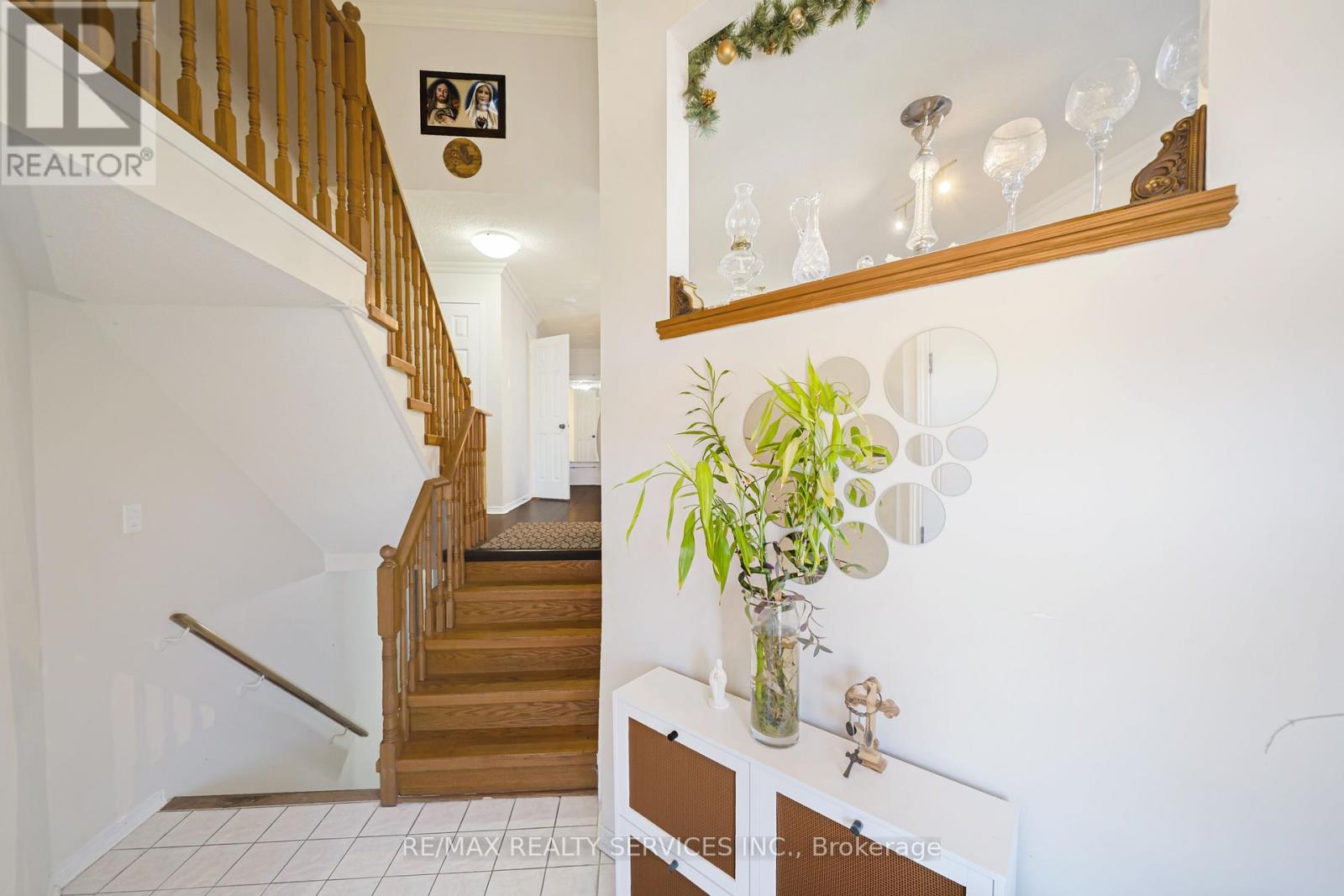 27 Suncrest Drive, Brampton, Ontario  L6X 4L5 - Photo 4 - W12931680