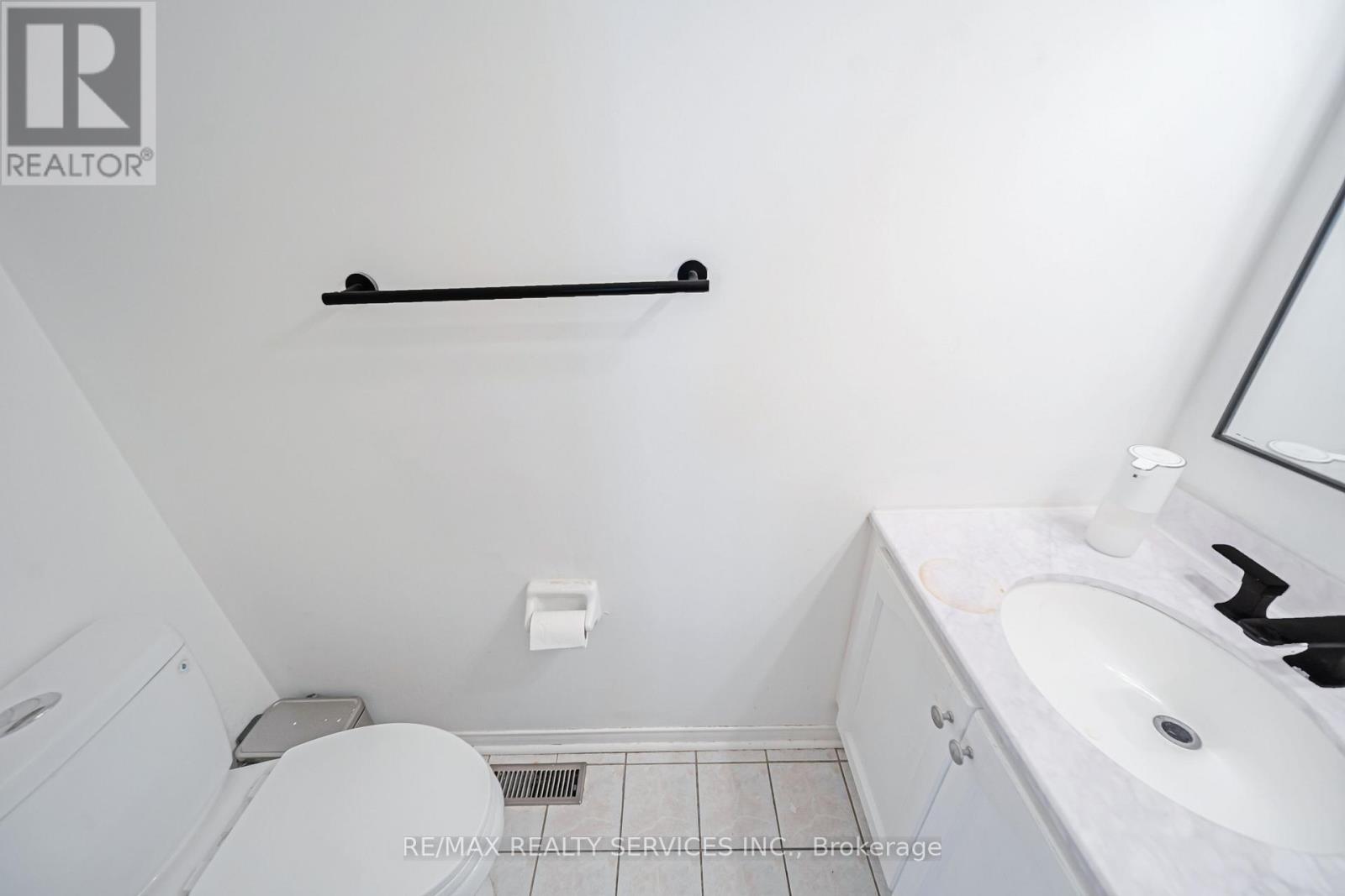 27 Suncrest Drive, Brampton, Ontario  L6X 4L5 - Photo 7 - W12931680