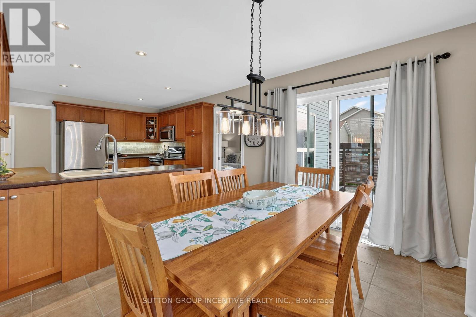 60 O'neill Circle, Springwater, Ontario  L0L 2K0 - Photo 9 - S12931776