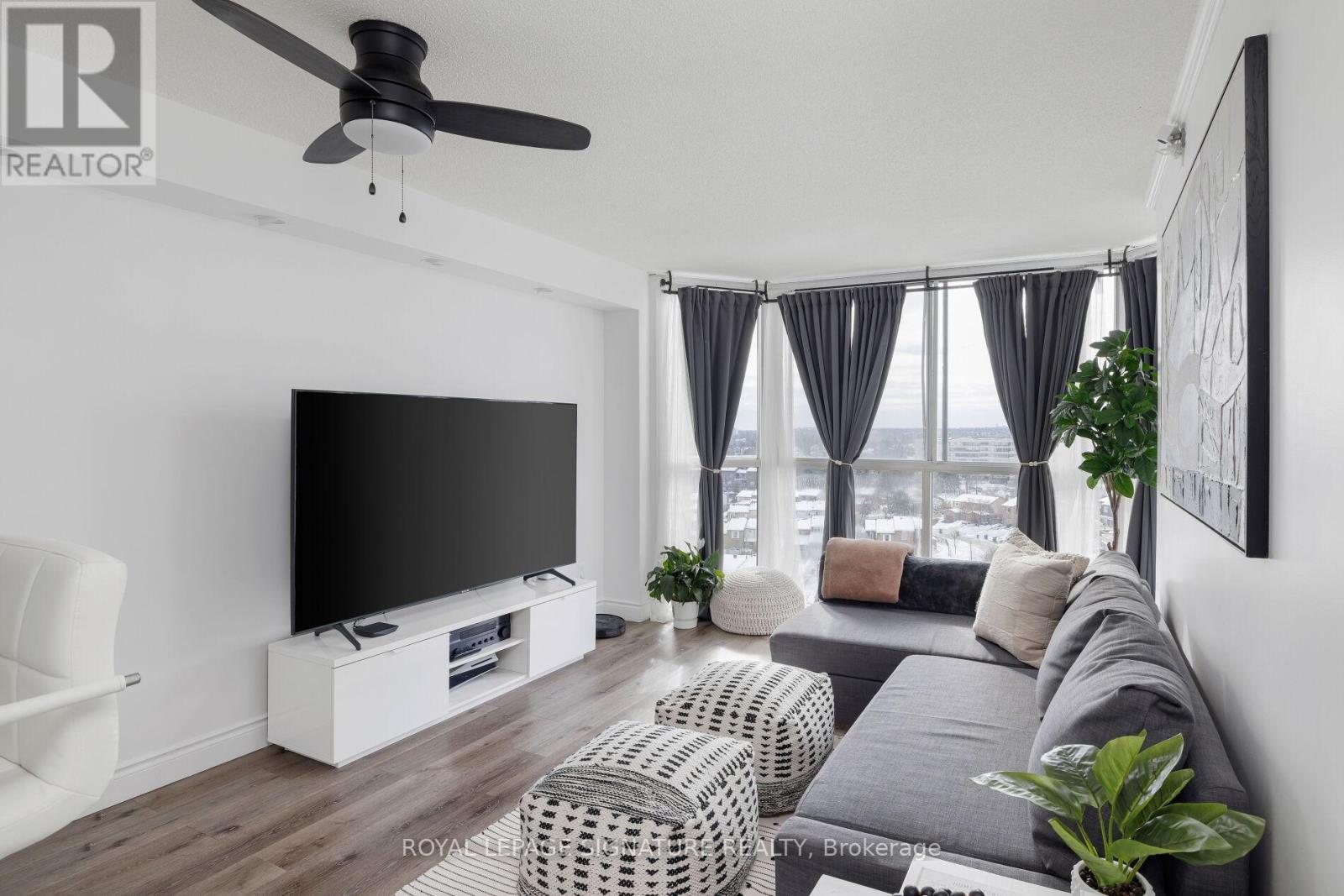 909 - 880 Dundas Street W, Mississauga, Ontario  L5C 4H3 - Photo 2 - W12931728